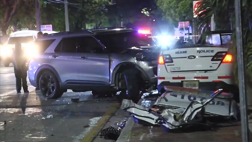 Miami Police officer hospitalized after crash involving another vehicle; remains in stable condition - WSVN 7News | Miami News, Weather, Sports