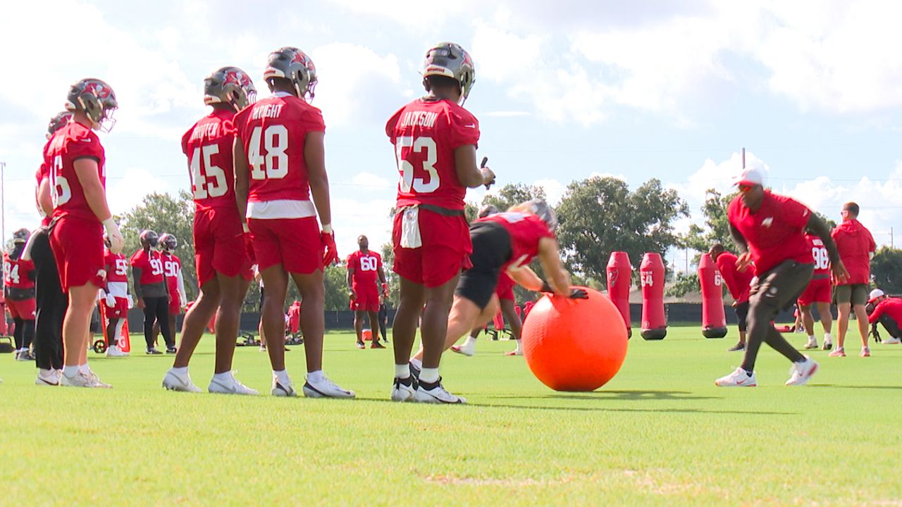 Tampa Bay Buccaneers linebackers go through drills on Tuesday. (Spectrum Sports 360/Katherine Smith)