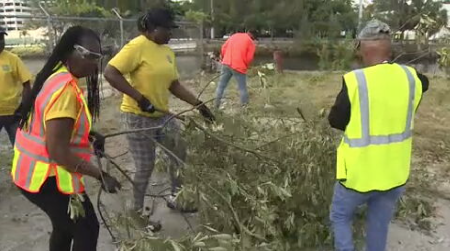 Volunteers team up to haul trash from Miami River in local initiative - WSVN 7News | Miami News, Weather, Sports