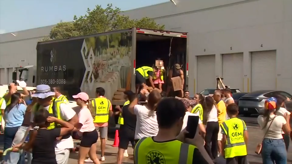 Volunteers in Doral unite to support relief efforts in Venezuela after deadly earthquakes - WSVN 7News | Miami News, Weather, Sports