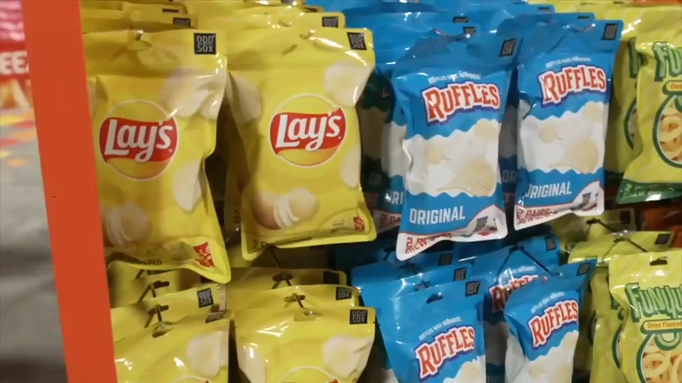 Deco’s Alex Miranda finds out a new Wynwood pop-up grocery store is actually all socks - WSVN 7News | Miami News, Weather, Sports