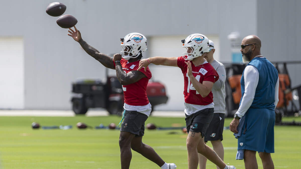 Quinn Ewers and Malik Willis should be competing to start at QB