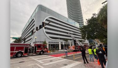 Firefighters extinguish double vehicle fire at St. Petersburg garage