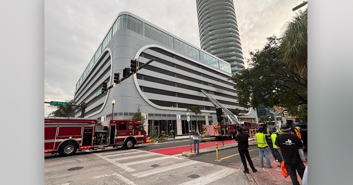 Firefighters extinguish double vehicle fire at St. Petersburg garage