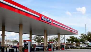 Florida gas prices continue to dip