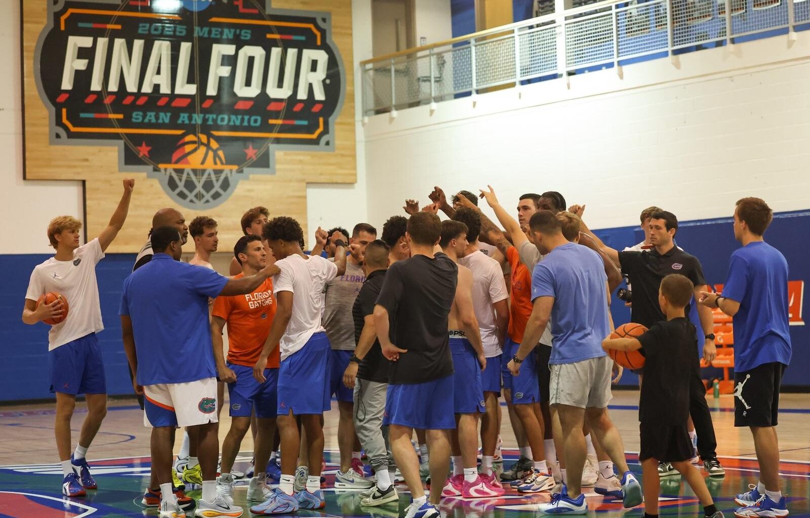 Thomas Haugh prepares to take a jump shot in the Gators' 2025 game at Duke.