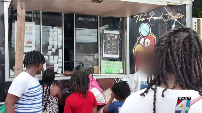 A Jacksonville food truck is feeding kids for free this summer. Here’s how you can help