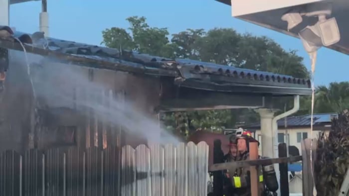 4 displaced after tiki hut, home catch fire in Fort Lauderdale