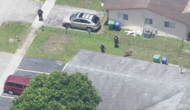 Lauderhill stabbing leaves man dead, another hospitalized, first responders say