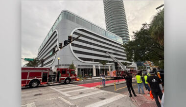 Firefighters extinguish double vehicle fire at St. Petersburg garage
