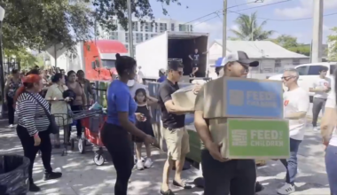 Hundreds line up for distribution by volunteers at Jose Martí Park - WSVN 7News | Miami News, Weather, Sports