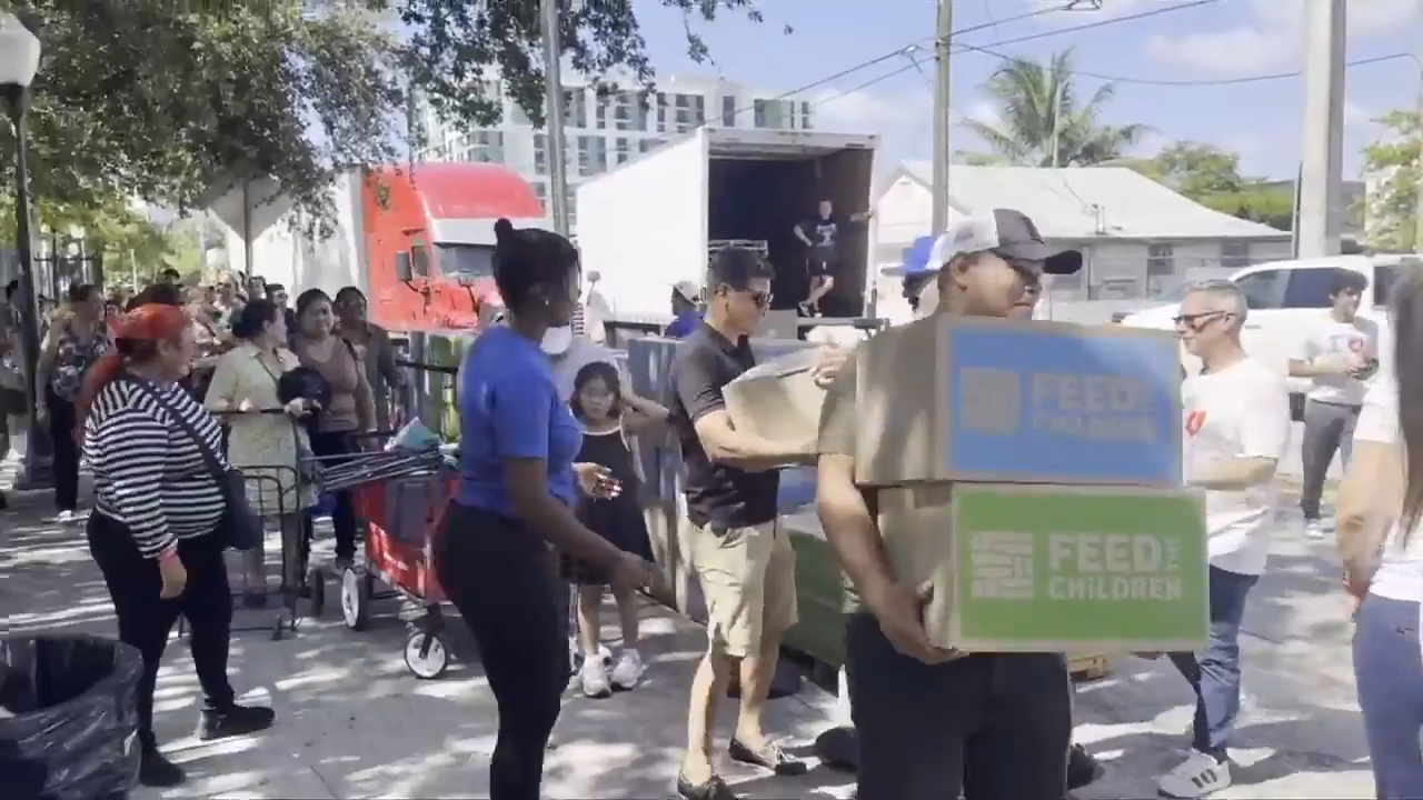 Hundreds line up for distribution by volunteers at Jose Martí Park - WSVN 7News | Miami News, Weather, Sports