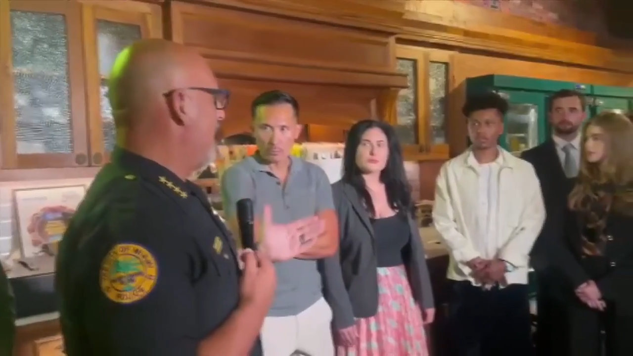 Residents meet with officials at community meeting, raise concerns about safety after brutal stabbing in Miami - WSVN 7News | Miami News, Weather, Sports