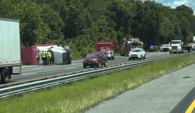 Traffic Alert: Semi flips onto side on I-95 South in Nassau County, blocking right lanes