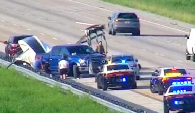Crash closes I-75 lanes near Luckett Road after boat trailer jackknifes | Lee County