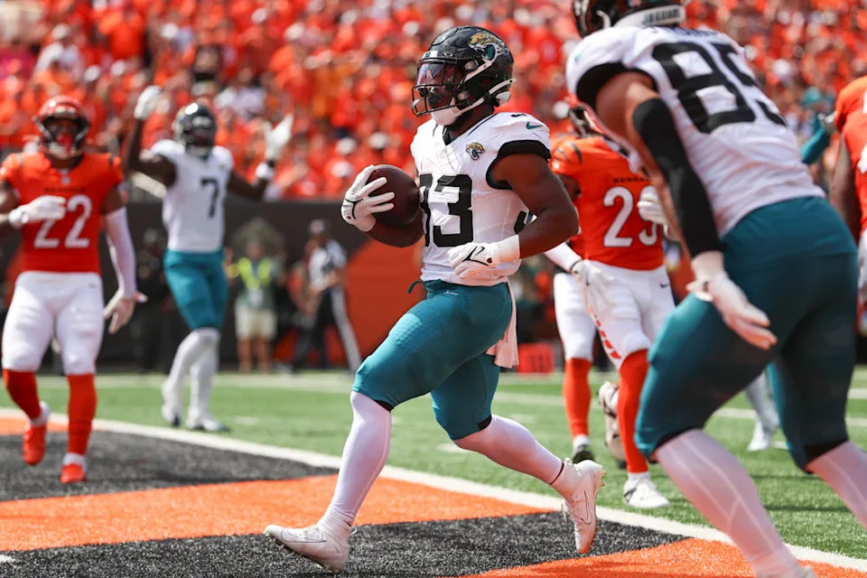 CINCINNATI, OH - SEPTEMBER 14: Jacksonville Jaguars running back Bhayshul Tuten (33) carries the ball for a touchdown during the game against the Jacksonville Jaguars and the Cincinnati Bengals on September 14, 2025, at Paycor Stadium in Cincinnati, OH. (Photo by Ian Johnson/Icon Sportswire)