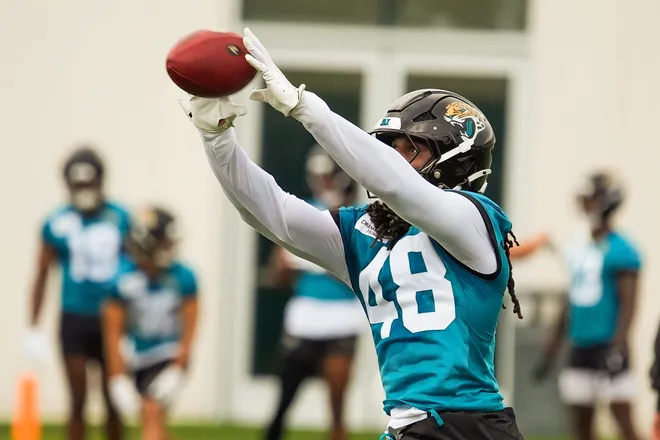 Jacksonville Jaguars tight end Ethan Conner (48) hauls in a pass during the second day of minicamp at the Miller Electric Center, Wednesday, June 10, 2026, in Jacksonville. [Doug Engle/Florida Times-Union]
