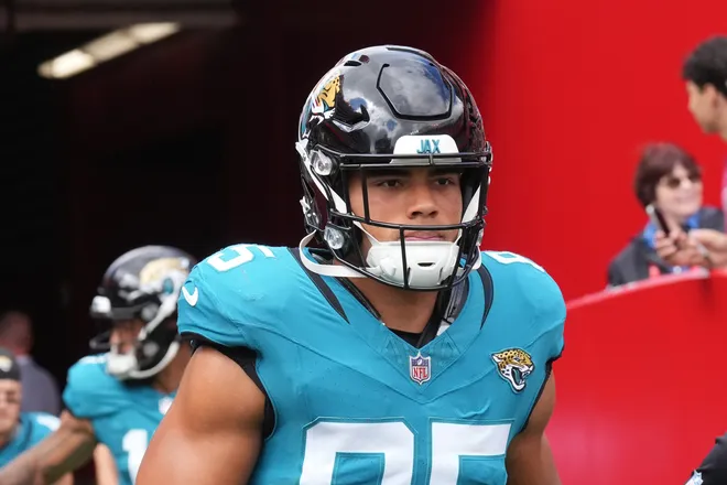 Sep 28, 2025; Santa Clara, California, USA; Jacksonville Jaguars tight end Brenton Strange (85) before the game against the San Francisco 49ers at Levi's Stadium. Mandatory Credit: Darren Yamashita-Imagn Images