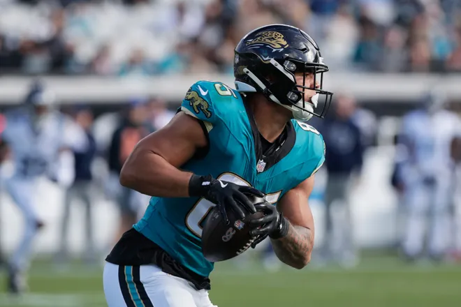 Jan 4, 2026; Jacksonville, Florida, USA; Jacksonville Jaguars tight end Brenton Strange (85) runs after the catch against against the Tennessee Titans during the third quarter at EverBank Stadium. Mandatory Credit: Travis Register-Imagn Images
