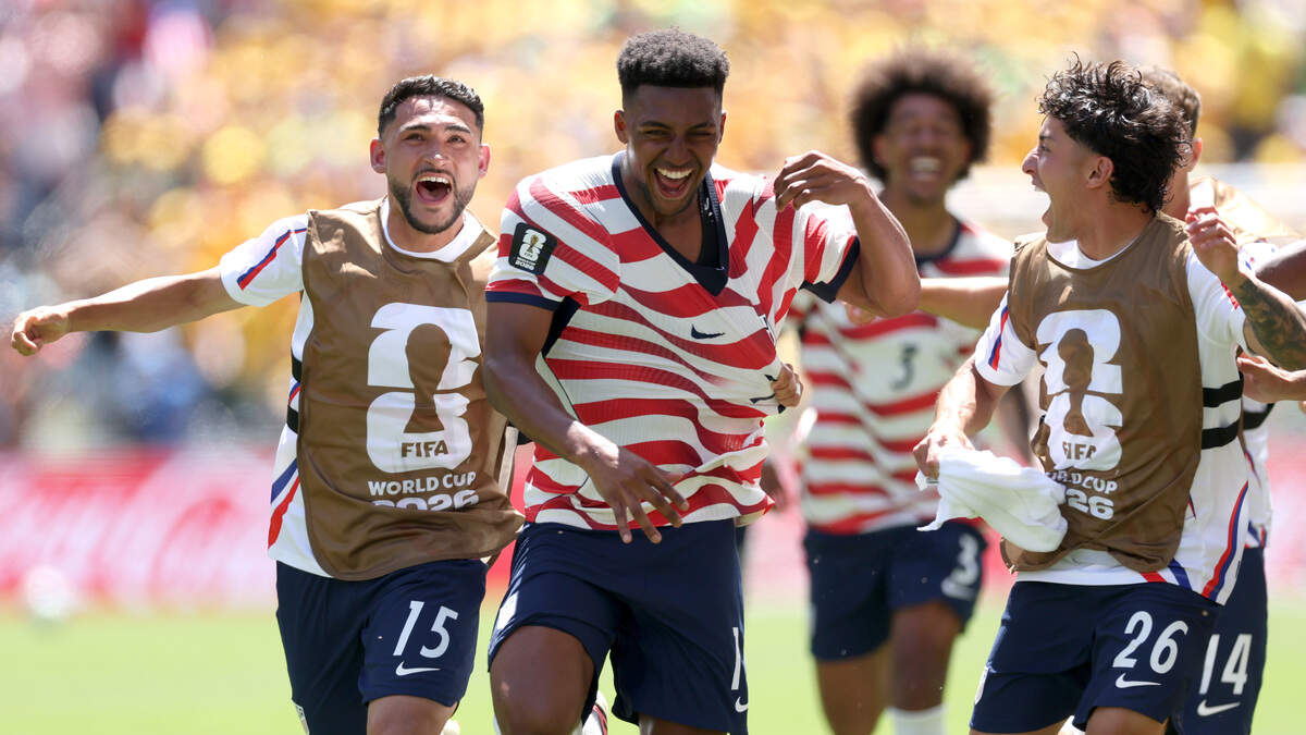 USA beats Australia 2-0, advances to World Cup knockout stage