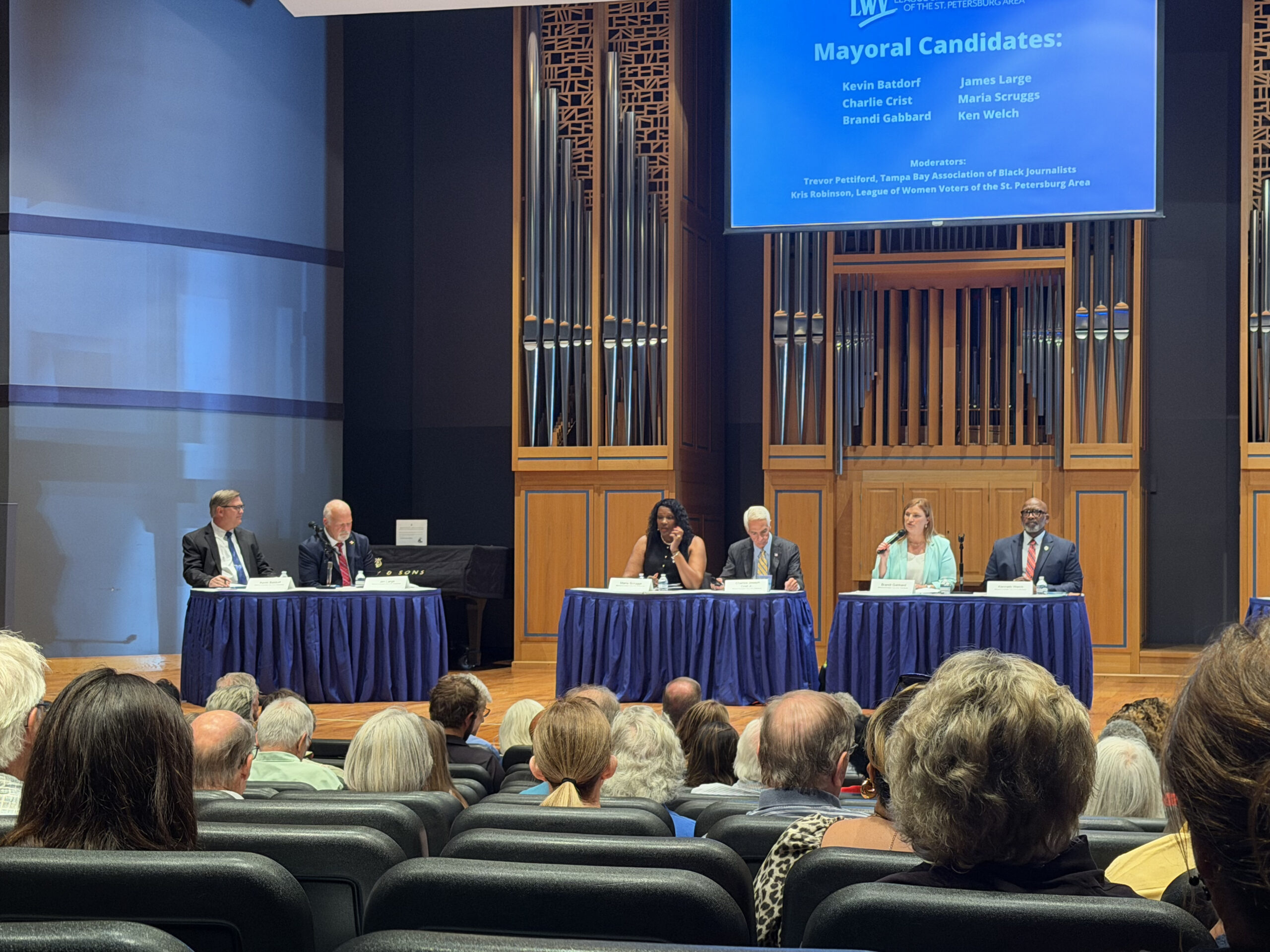 St. Pete Mayoral forum. From left: candidates Kevin Batdorf, Jim Large, Maria Scruggs, Charlie Crist, Brandi Gabbard, and Ken Welch. Photo by Daria Mironova/WMNF.