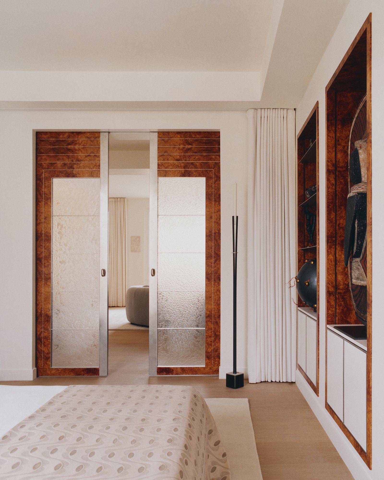 Schlafzimmer schimmernder Bettüberwurf Materialmix