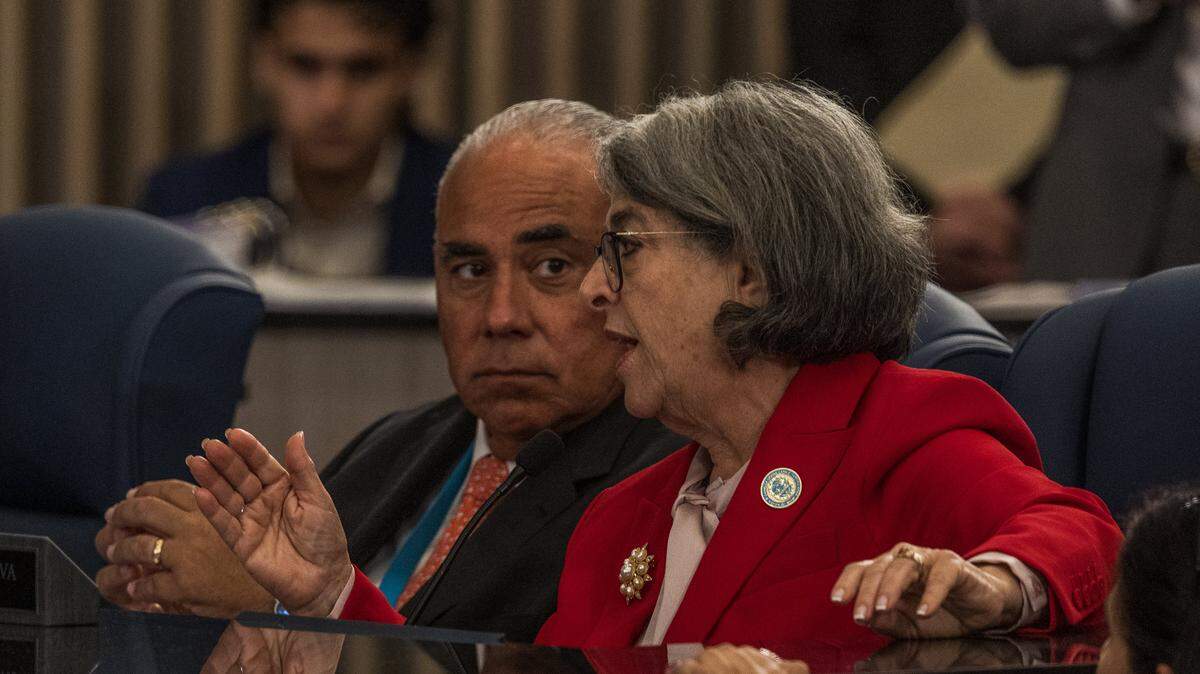Miami-Dade mayor forces out top deputy and port director