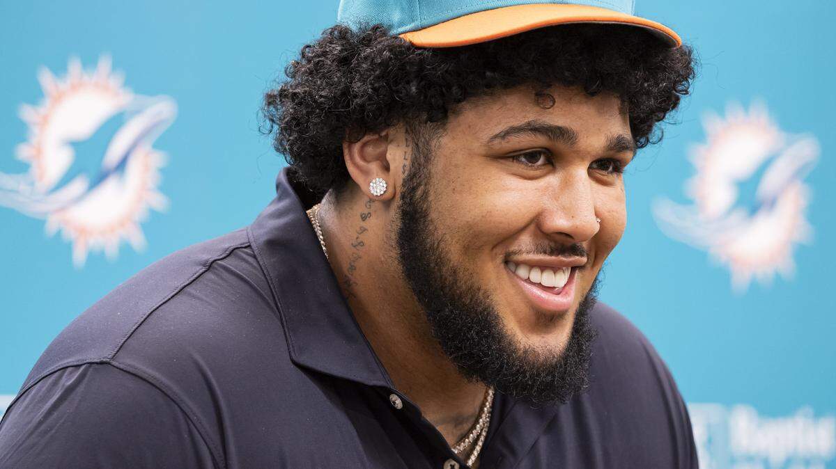 Dolphins sign first round OL Kadyn Proctor to rookie deal