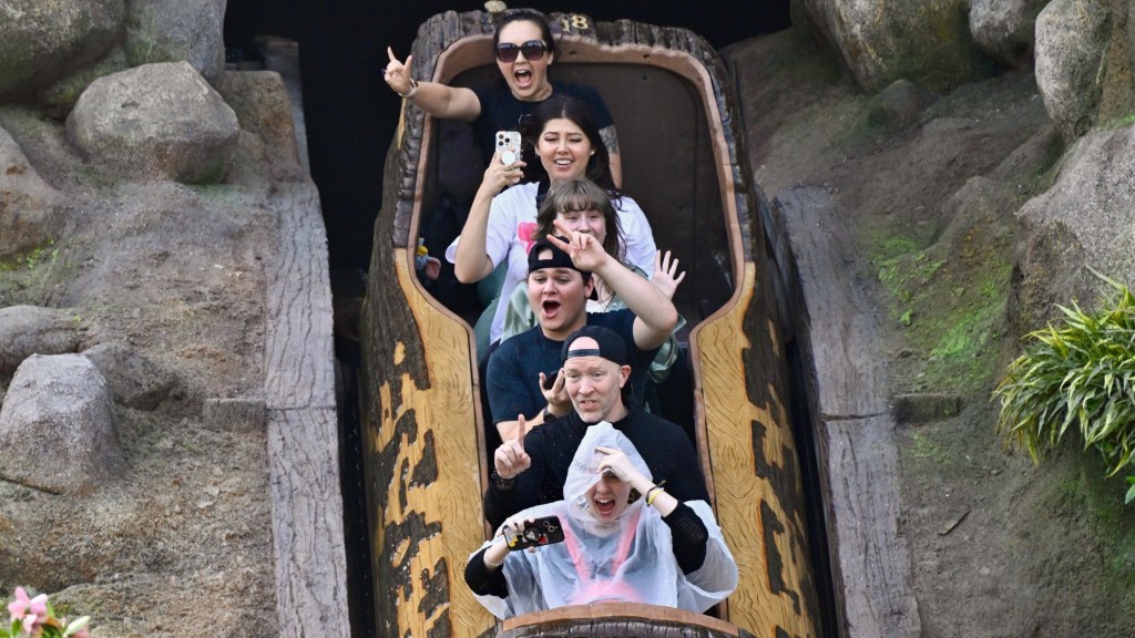 Video shows Disneyland visitor’s fall on Tiana’s Bayou Adventure – Orlando Sentinel