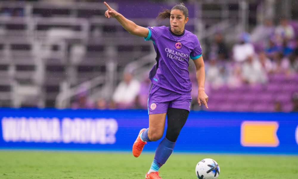 Image of Rafaelle playing the ball.