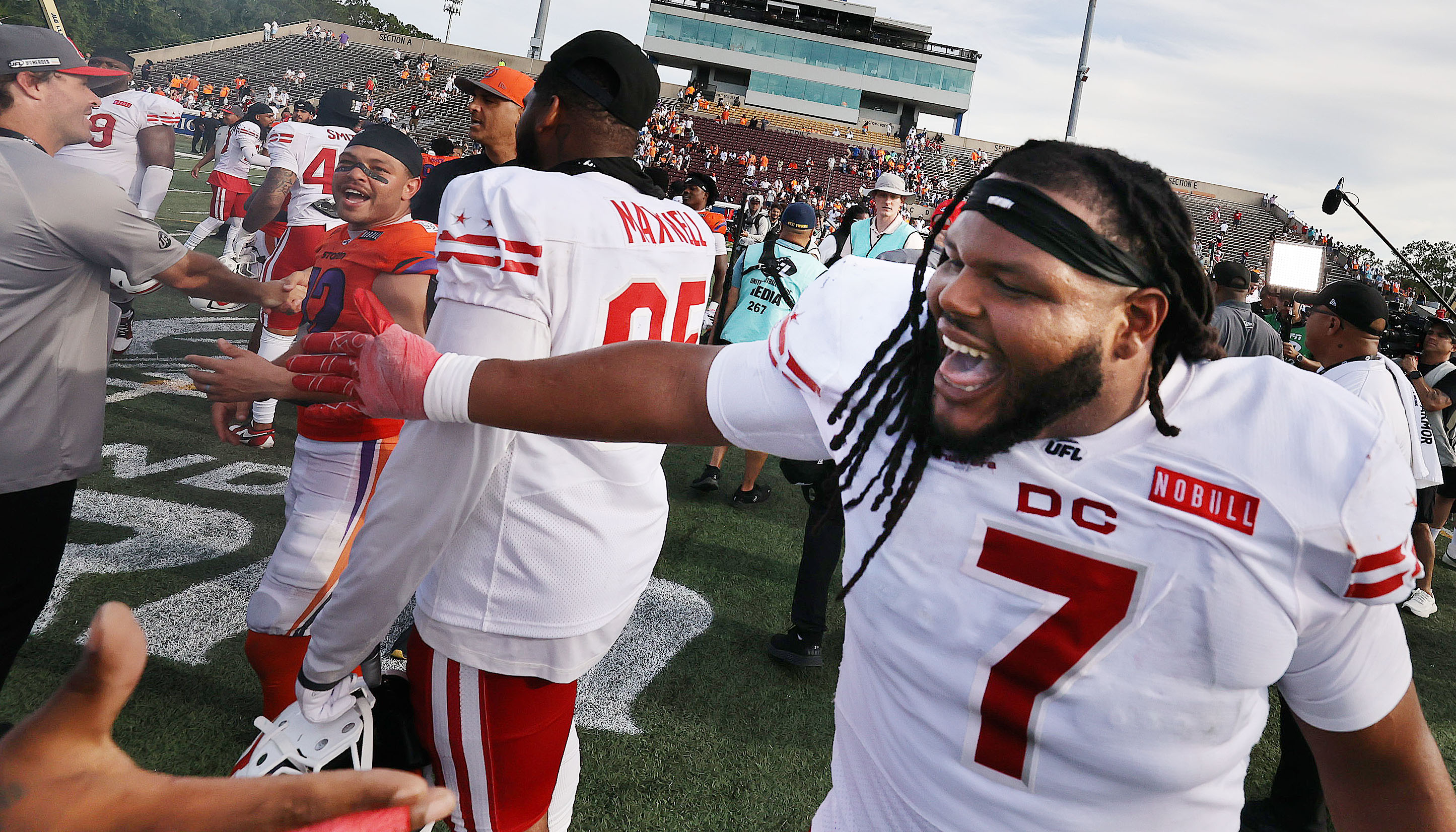 DC defensive tackle Joe Wallace (7) celebrates after winning the...