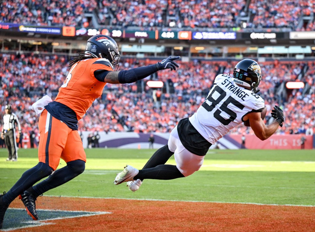 Jaguars lock up breakout TE Brenton Strange with contract extension