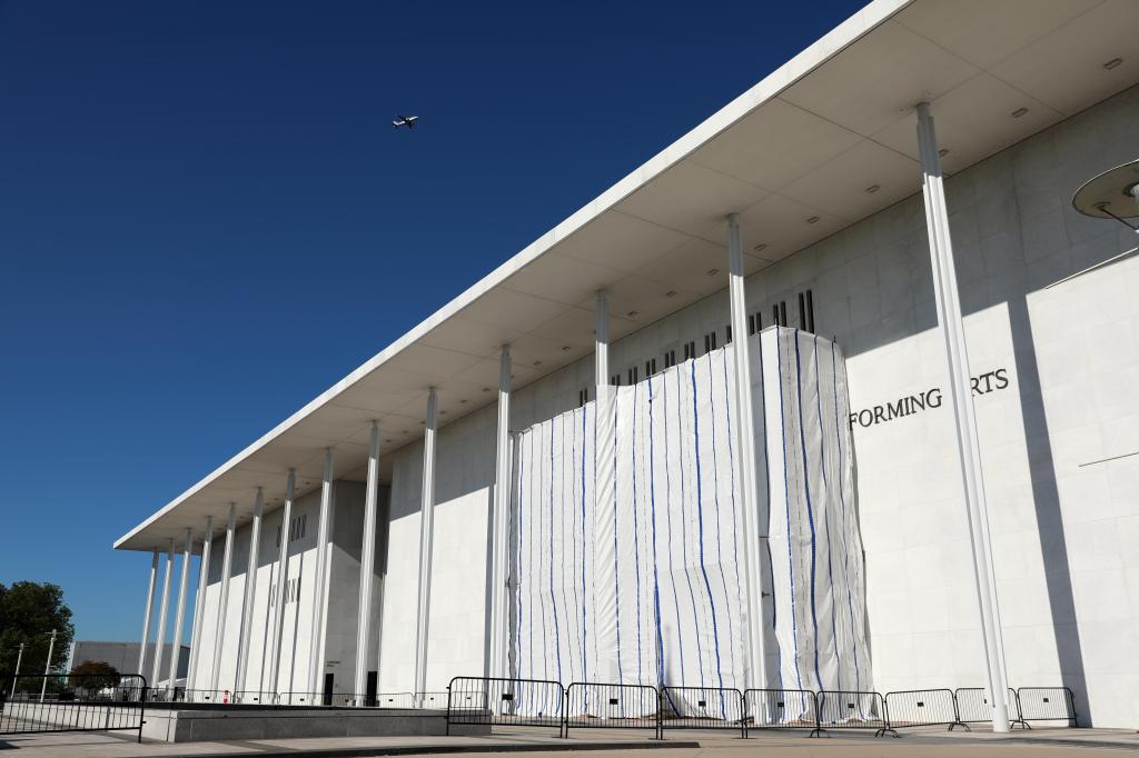 Trump’s name is gone from the Kennedy Center’s facade, according to a top official at the arts venue – Orlando Sentinel
