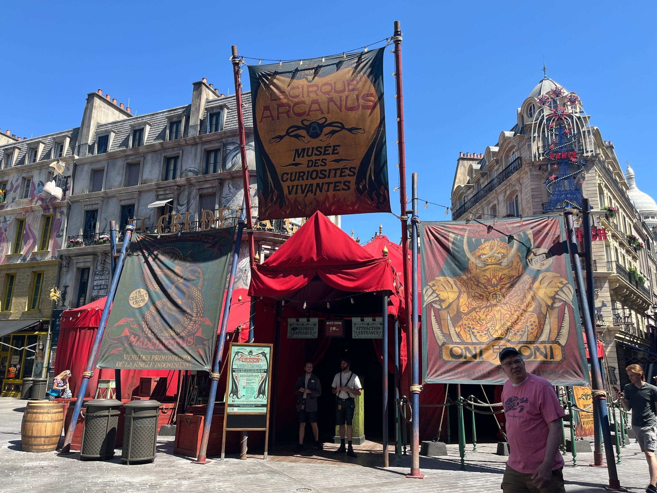 Le Cirque Arcanus is a stage show in The Wizarding World of Harry Potter – Ministry of Magic that combines live performers, puppetry, special effects, and more.