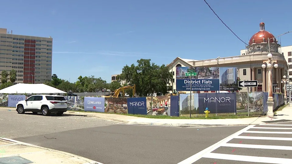 <div>The Manor Riverwalk District will bring 1,200 residential units and 37,000 square feet of retail space to the riverfront.</div>