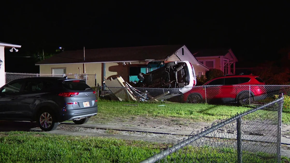St. Petersburg car crash: Police searching for driver of stolen car that slammed into home