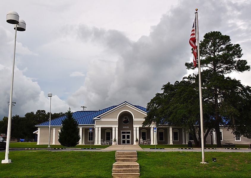 Freeport City Hall, Freeport, Florida. Image by Skye Marthaler, CC BY-SA 4.0, via Wikimedia Commons