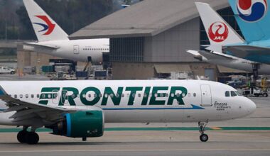Florida man tries to open exit door on plane during flight