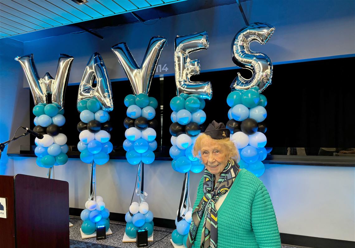 101-year-old veteran cheers on a women's basketball team named for the WAVES