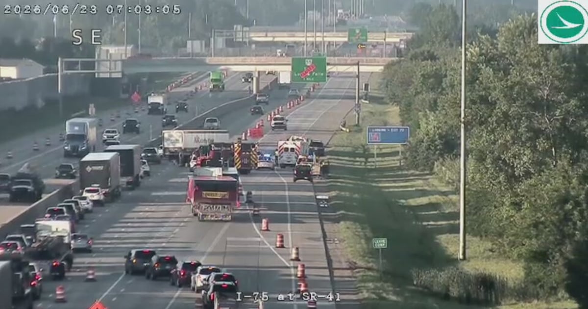 Multi-vehicle crash blocking lanes on I-75 in Miami County