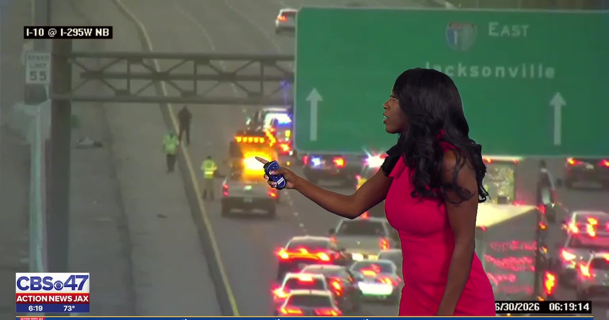 Crash shuts down I-10 lanes in Jacksonville
