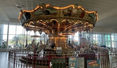 Between Orlando And Fort Myers Is Florida's Nostalgic Mall With Fun Shops, A Carousel, And '90s Vibes