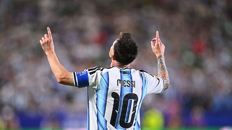 Lionel Messi celebrates against Algeria