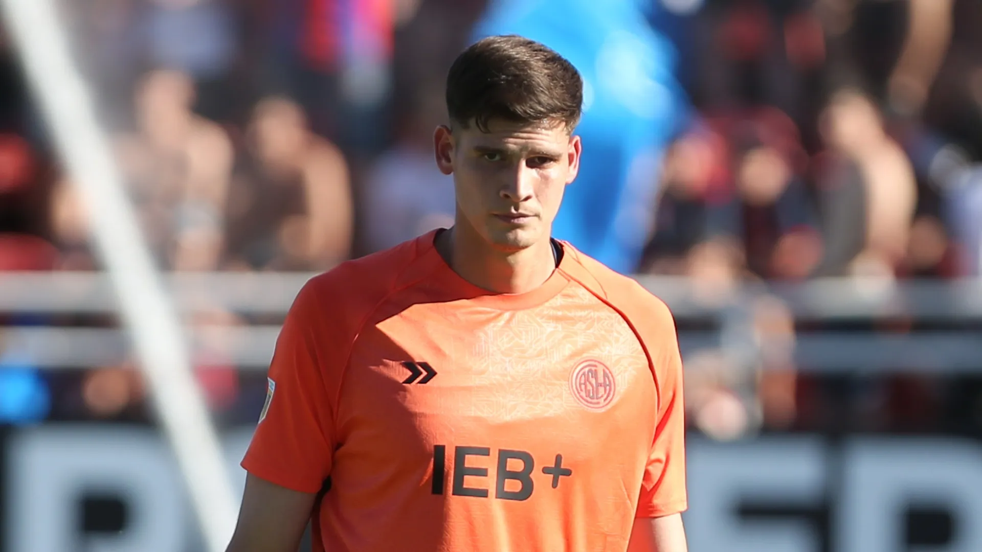 Orlando Gill during a game with San Lorenzo.