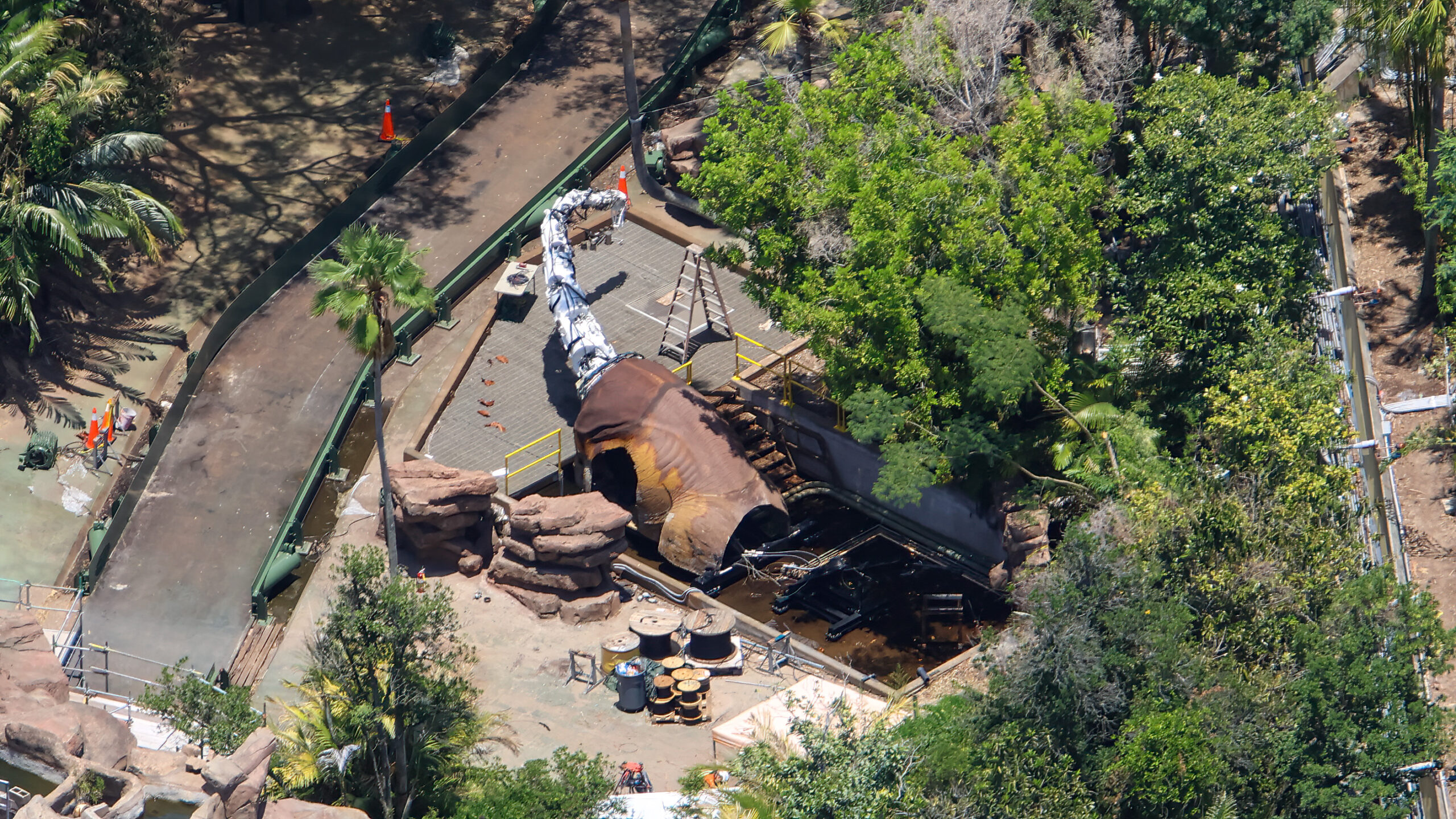 It also appears the animatronic dinosaurs are getting a refurbishment. We can see that this Brachiosaurus has had its neck stripped down to the bare bones of the animatronic wiring. We can see wires coming off the (no) tail end as well.