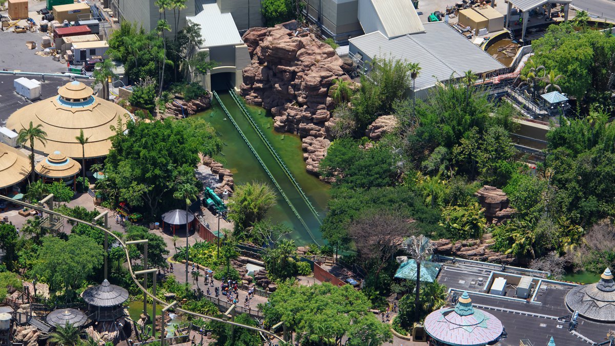 The riverbed throughout the attraction has been painted green. This should give the water in the attraction a more wild look.