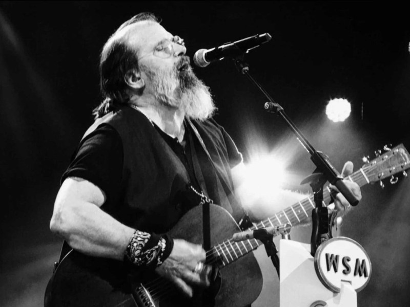 Maverick musical icon Steve Earle sure to wake up sleepy Mount Dora this Sunday