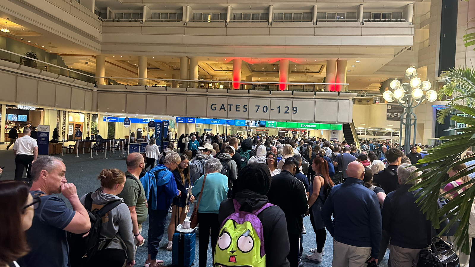 800 Passengers At U.S. Airport Threatened With Arrest During 5-Hour Checked Baggage Delay