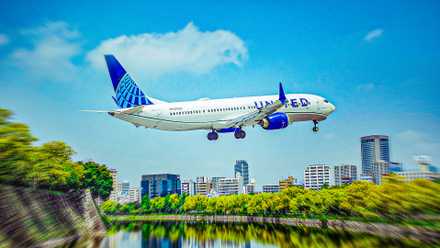 United Airlines Boeing 737 MAX 9 on final approach