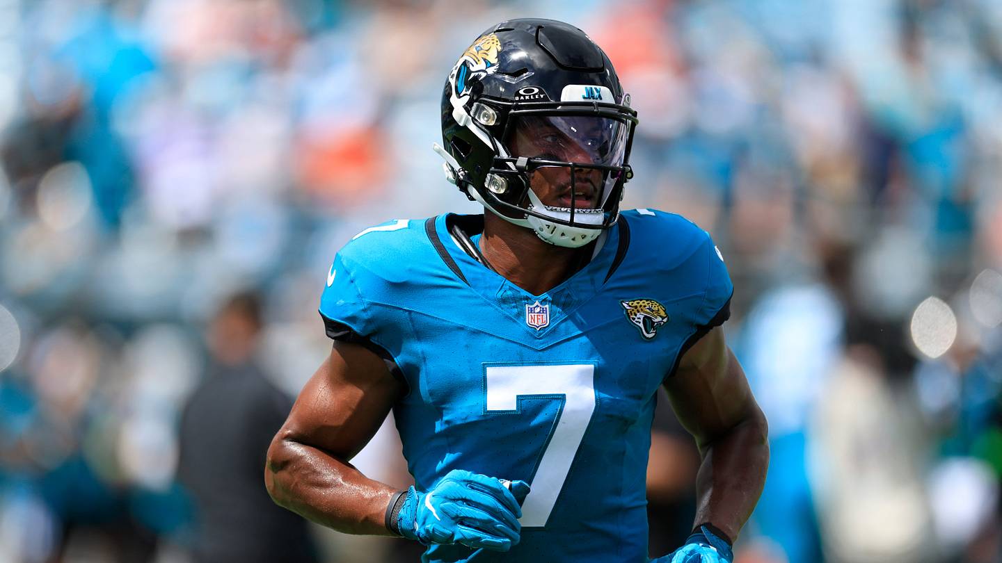 3 Potential Reasons Why the Jaguars Hosted Zay Jones Before Training Camp